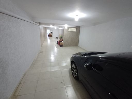 ampla garagem coberta para 8 automóveis