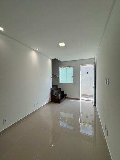 sala 2 ambientes com acesso a entrada principal e a escada para o piso superior