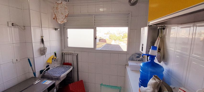 área de serviço com ampla janela e o privilegio do sol da manhã