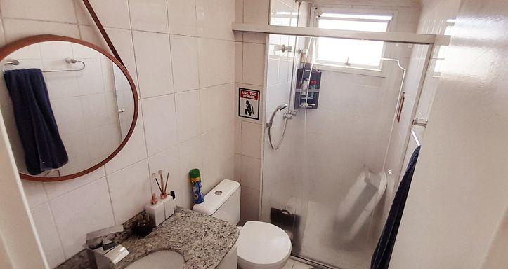 banheiro com armário planejado e box blindex