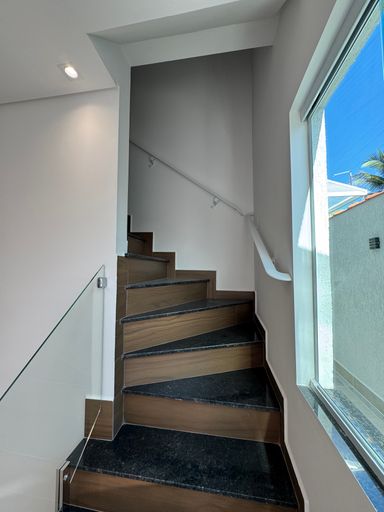 escada em granito preta e excelente acabamento em vidro