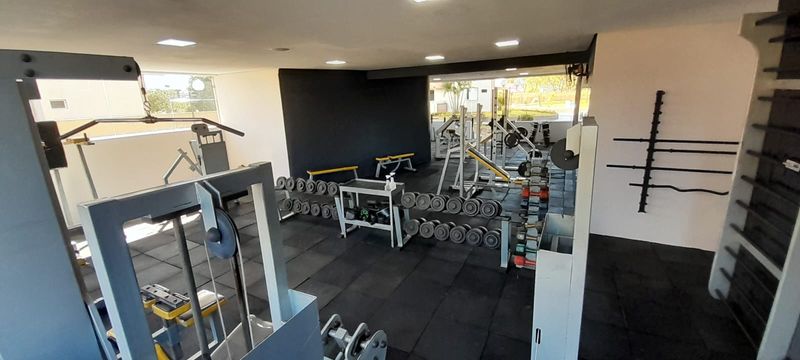 academia bem arejada e equipada