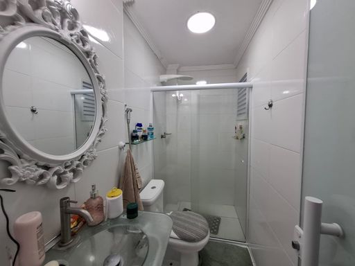 banheiro da suíte clean com box de vidro