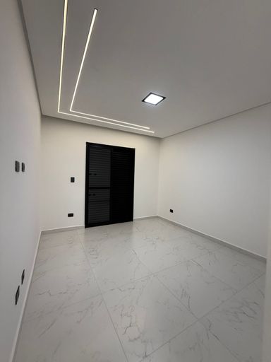 ampla suíte com acesso a varanda e com sistema de iluminação em LED