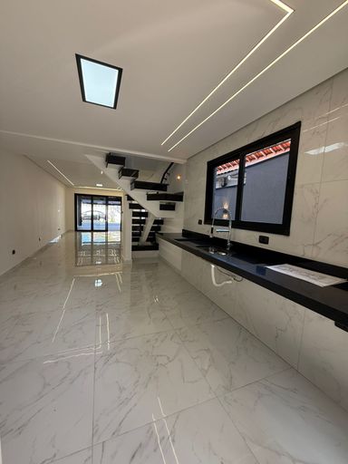 cozinha impecável em porcelanato integrada a sala 2 ambientes com acesso a entrada principal