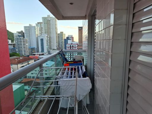 extensão da varanda gourmet envidraçada com vista mar e acesso aos dormitórios