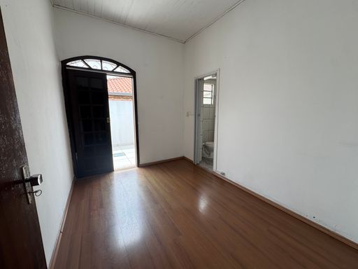 suíte com acesso ao amplo quintal