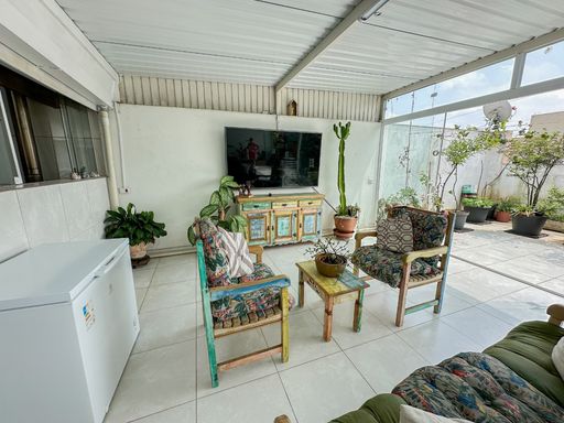 piso superior arborizado com porta de correr de vidro e área coberta de 50 metros
