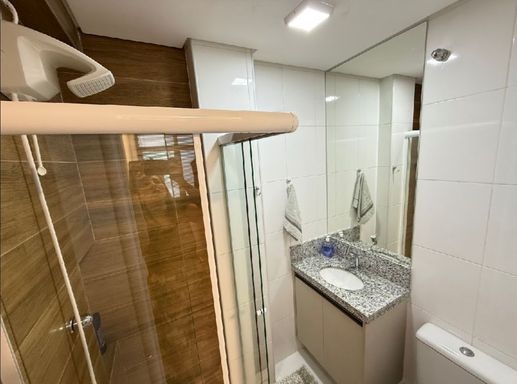 banheiro da suíte 2 com armário planejado e box de vidro