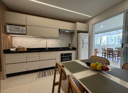 cozinha planejada semi integrada a sala 2 ambientes e acesso a varanda garden