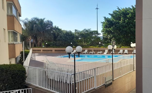 ampla piscina adulto e infantil