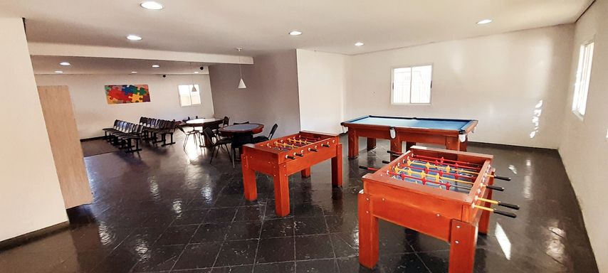 salão de jogos bem equipado