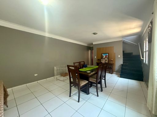 sala de jantar com acesso ao piso superior