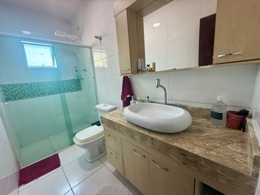 banheiro da suíte 1 com armário planejado e box de vidro