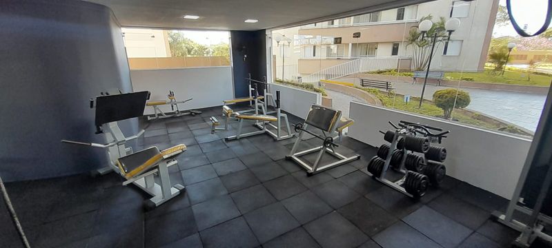 academia bem arejada e equipada