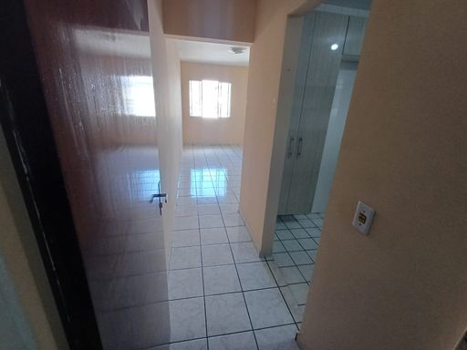 Entrada principal com acesso a cozinha e a sala 2 ambientes