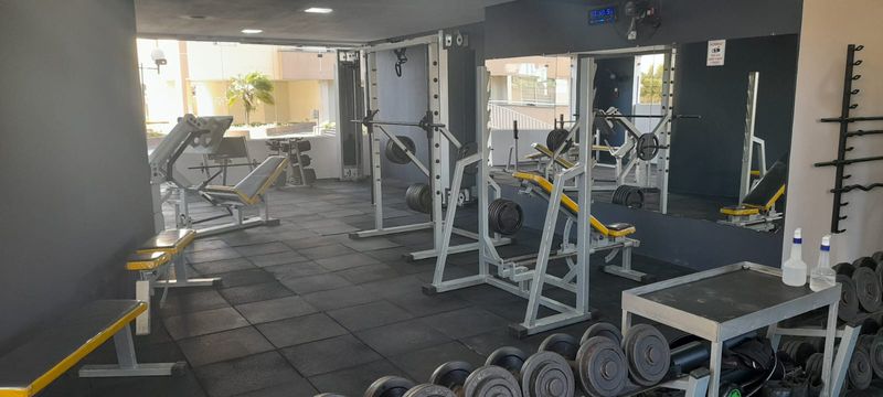 academia bem arejada e equipada