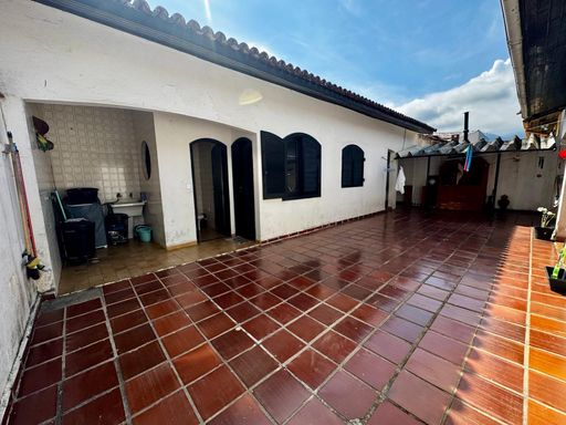 área de serviço semi integrada a edícula com 2 quartos e um banheiro