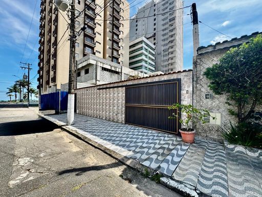 fachada com portão automático e visão privilegiada a 50 metros da praia