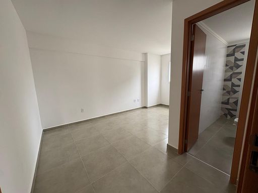 ampla suíte arejada e iluminada