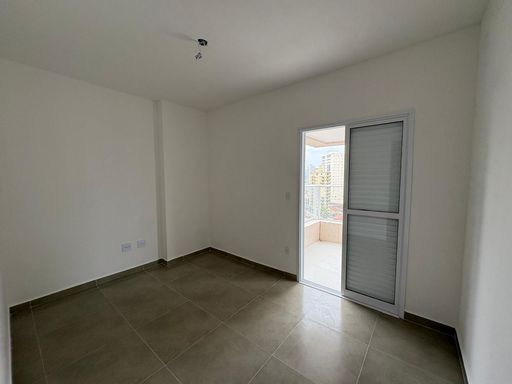 ampla suíte arejada e iluminada com acesso a varanda gourmet