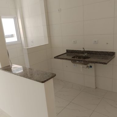 cozinha padrão americana semi integrada a área de serviço bem arejada