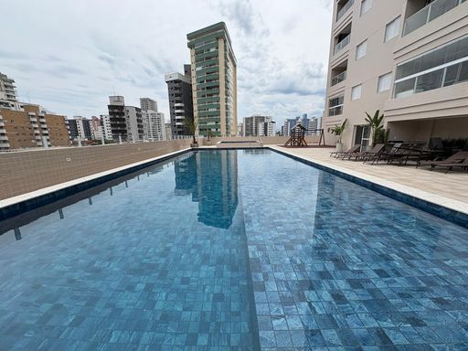 ampla piscina adulto e infantil e deck solarium