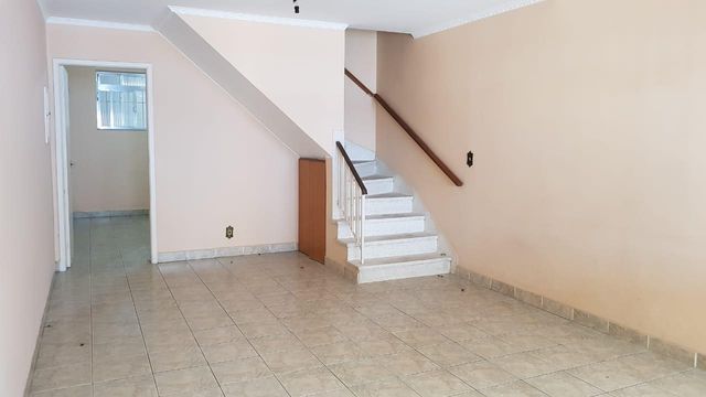 sala ampla com acesso aos dormitórios no piso superior