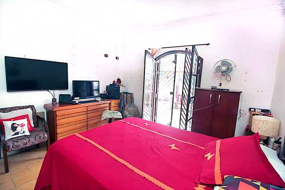 ampla suíte com acesso a varanda e vista para rua