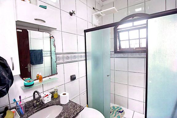 banheiro social bem arejado com box de vidro