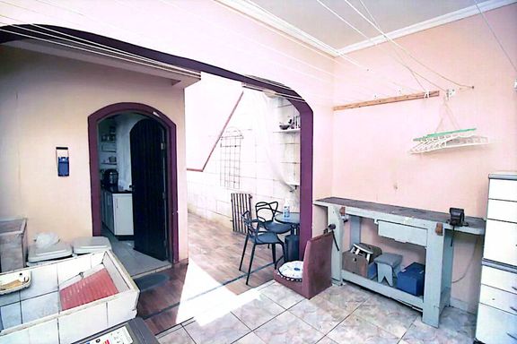 ampla área de serviço com acesso a cozinha e ao corredor lateral com acesso a garagem