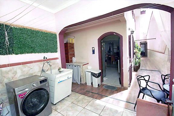 ampla área de serviço com acesso a cozinha e ao corredor lateral com acesso a garagem