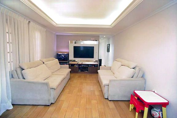 ampla sala bem arejada