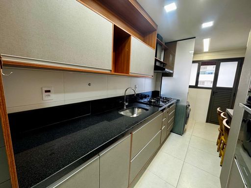 cozinha semi integrada a área de serviço com acesso a área técnica