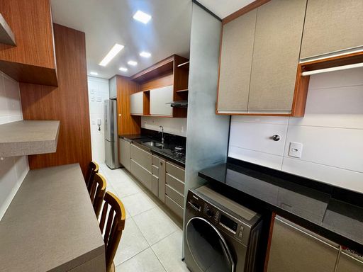 cozinha semi integrada a área de serviço com armários planejados de primeiríssima qualidade