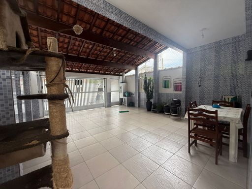 garagem coberta para 3 automóveis com portão automático