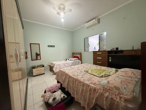 amplo dormitório com ar condicionado