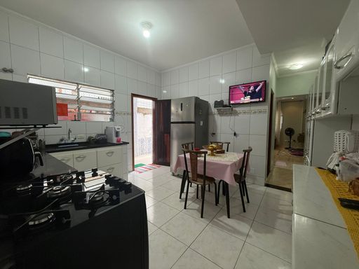 cozinha bem arejada com móveis planejados e ampla pia em granito preta