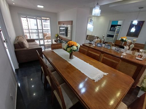 sala ampla 2 ambientes com acesso a varanda gourmet, espelho, teto rebaixado e sistema de iluminação diferenciada