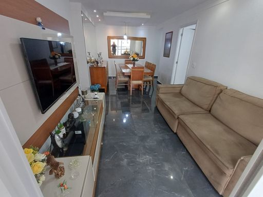 sala ampla 2 ambientes com acesso a entrada principal, espelho, teto rebaixado e sistema de iluminação diferenciada