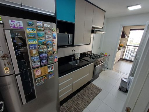 cozinha com armários planejados, acesso a varanda gourmet e a área de serviço privativa