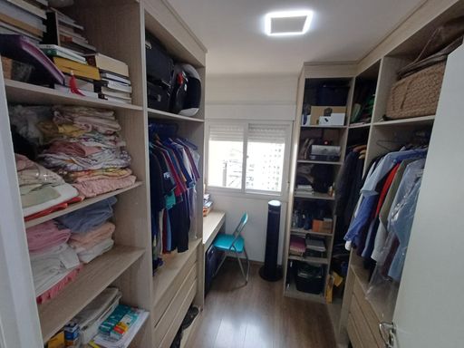 dormitório transformado em closet, bem arejado