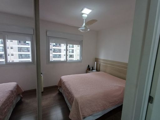 ampla suíte com armário planejado, ventilador de teto, bem arejada e iluminada