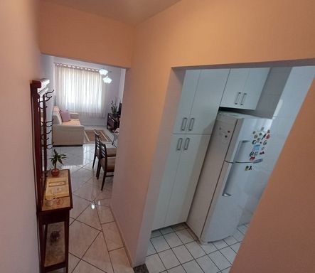 entrada principal com acesso a sala 2 ambientes e a cozinha
