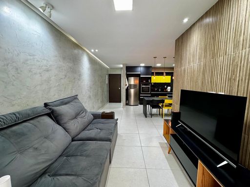 ampla sala 2 ambientes em total requinte, com teto rebaixado, ar condicionado e acesso a entrada principal