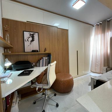 dormitório com móveis planejados e espaço home office