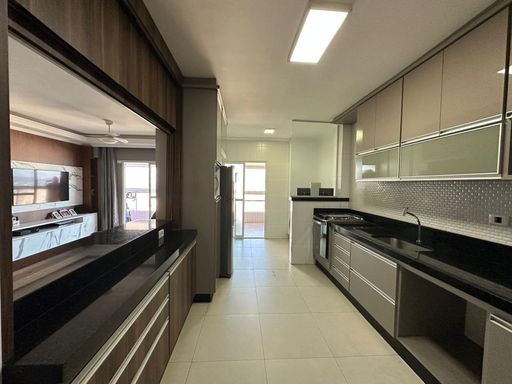cozinha padrão americana com planejados de primeira qualidade, semi integrada a área de serviço e acesso a varanda gourmet