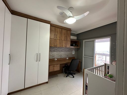 dormitório com acesso a varanda gourmet com armários planejados e espaço home office
