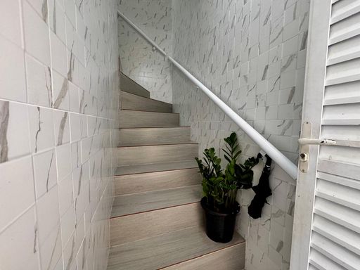 escada de acesso a entrada principal