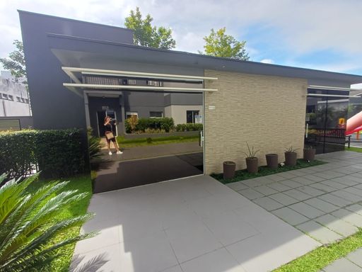 área gourmet envidraçada e privativa ao lado da piscina